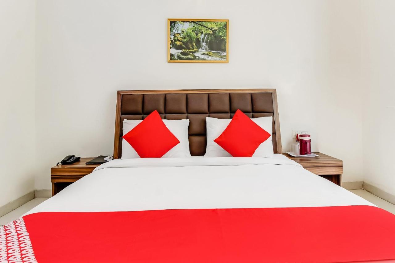 Oyo 10213 Hotel Panache Матхура Экстерьер фото