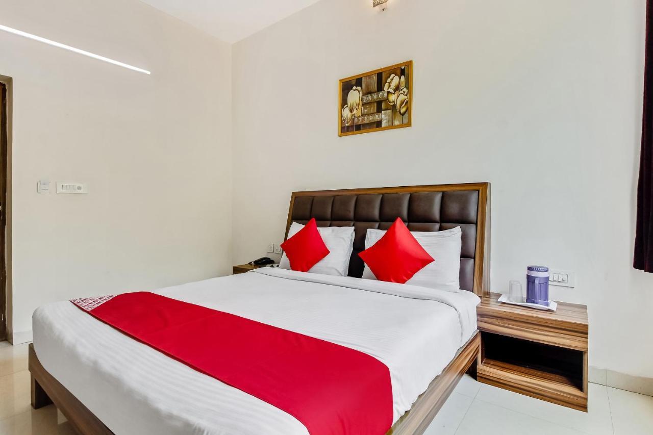 Oyo 10213 Hotel Panache Матхура Экстерьер фото