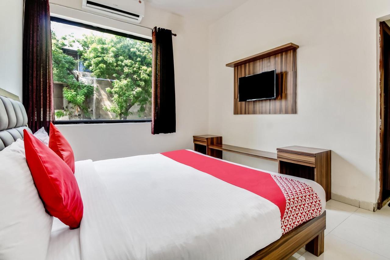 Oyo 10213 Hotel Panache Матхура Экстерьер фото