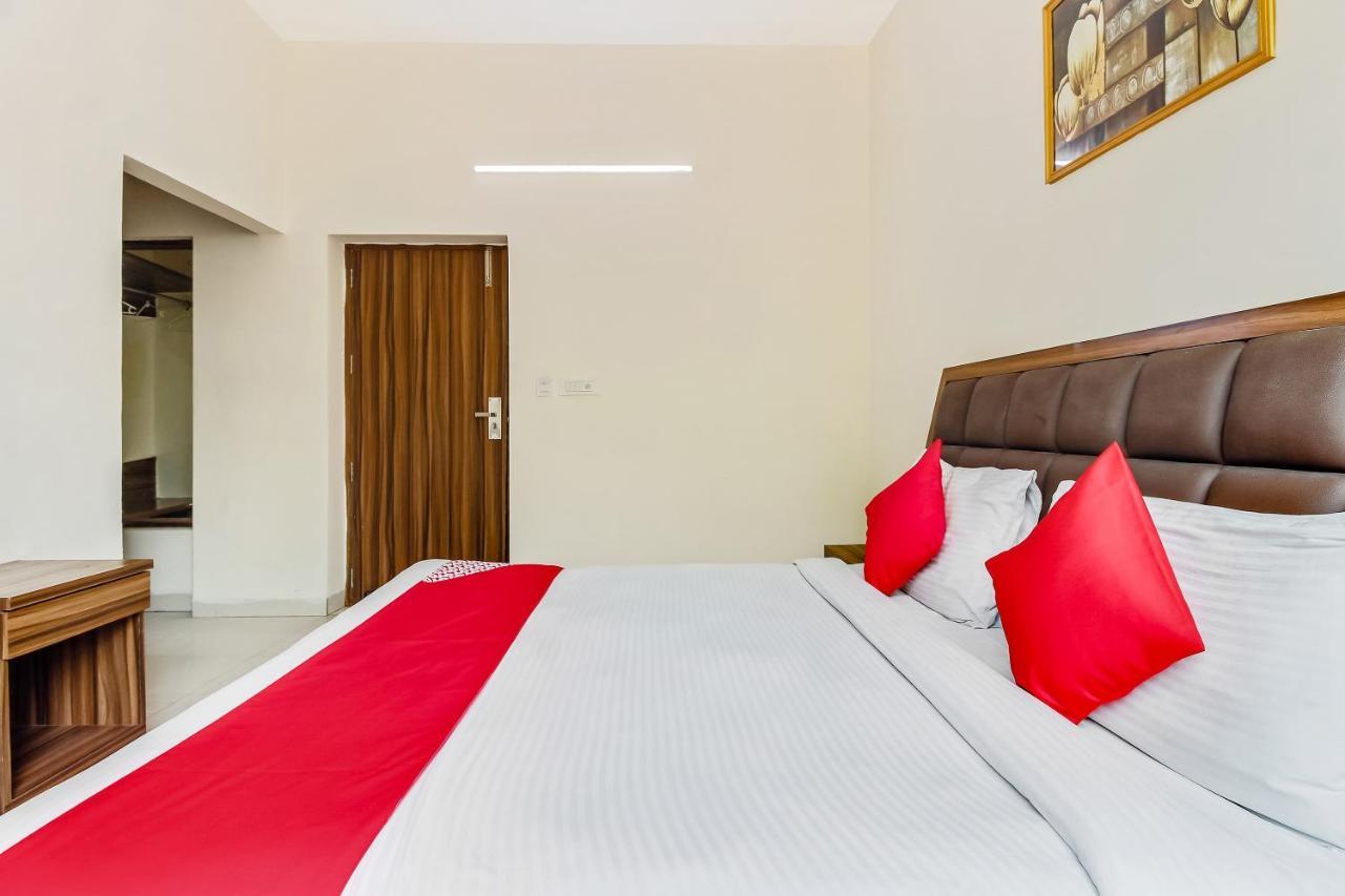 Oyo 10213 Hotel Panache Матхура Экстерьер фото