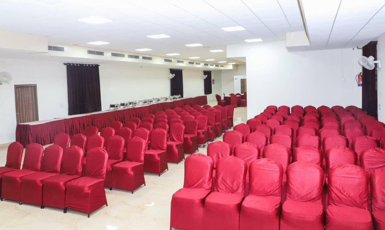 Oyo 10213 Hotel Panache Матхура Экстерьер фото