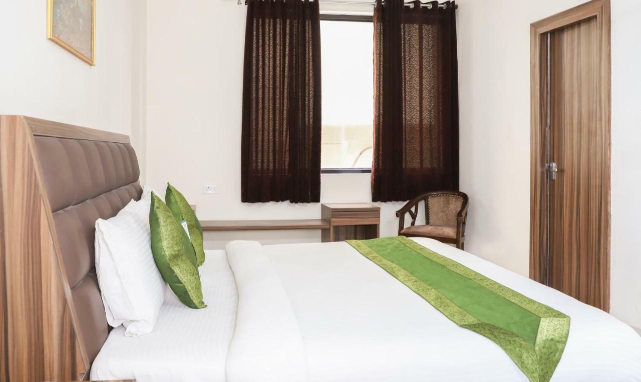 Oyo 10213 Hotel Panache Матхура Экстерьер фото