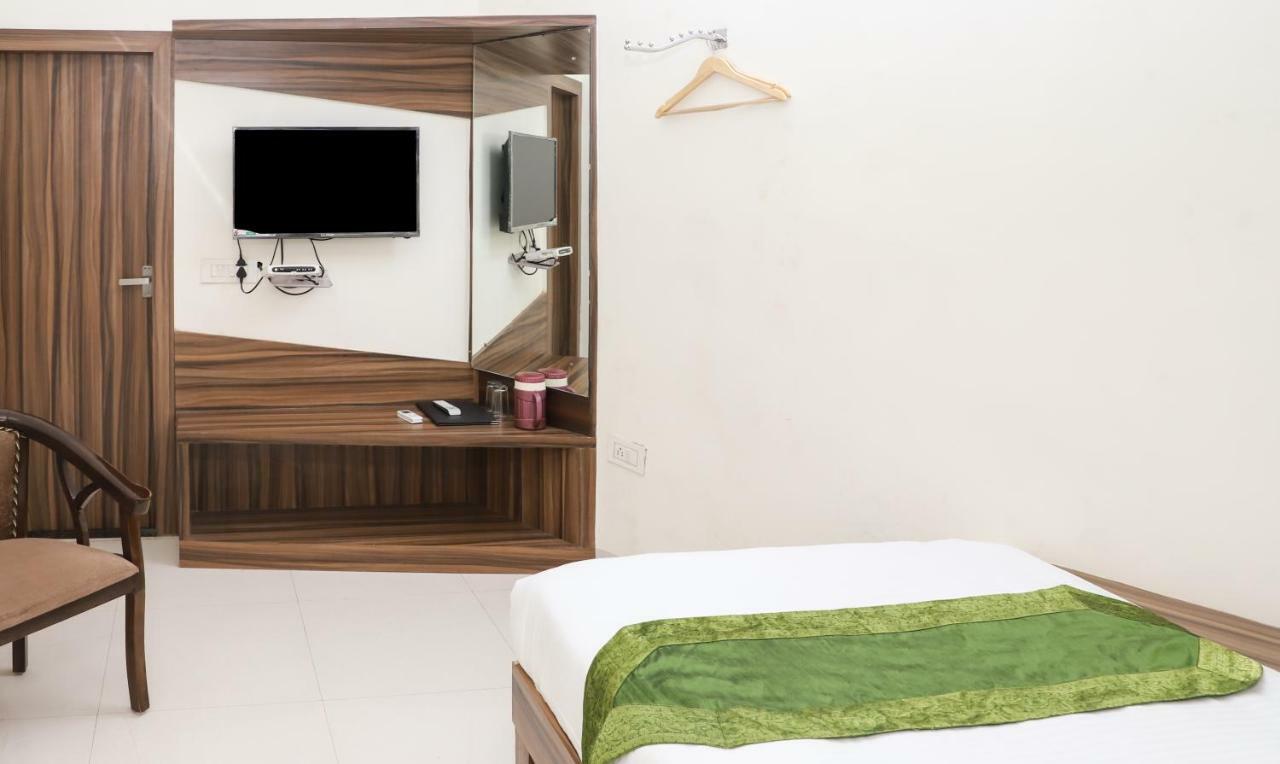 Oyo 10213 Hotel Panache Матхура Экстерьер фото