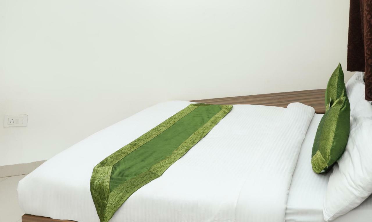 Oyo 10213 Hotel Panache Матхура Экстерьер фото
